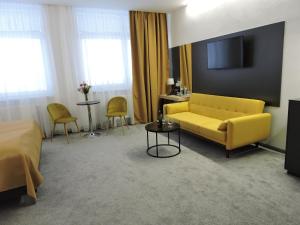 A television and/or entertainment centre at Primma Hotel