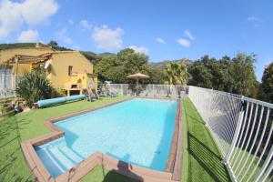 una piscina en un patio con una casa en Chez Muriel, en Porto Vecchio