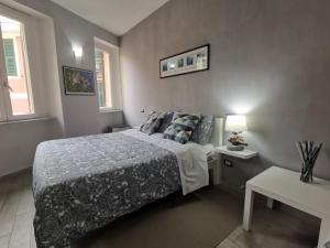 a small bedroom with a bed and a table at SeaBreeze Vernazza in Vernazza