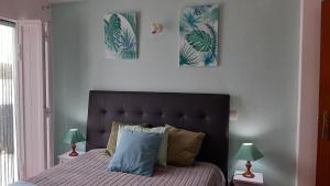 サグレスにあるOCEANUS ROOM With private kitchen and bathroom 600m from the beachのベッドルーム1室(壁に3枚の写真が飾られたベッド1台付)
