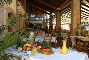 einen Tisch mit einem Obstteller darauf in einem Restaurant in der Unterkunft Apartments in Peschiera del Garda 22109 in Peschiera del Garda