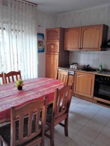 A kitchen or kitchenette at Holiday home in Balatonföldvar 36529