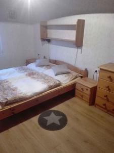 Łóżko lub łóżka piętrowe w pokoju w obiekcie Holiday home in Balatonföldvar 36529