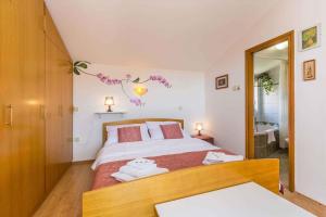 sypialnia z łóżkiem z ręcznikami w obiekcie Apartment in Viskovo 31060 w mieście Viskovo
