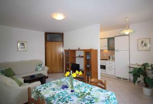 Kuchyňa alebo kuchynka v ubytovaní Apartment in Porec/Istrien 36682 + 8 fotografií