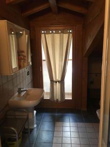 A bathroom at Apartments Pieve di Ledro/Ledrosee 36345
