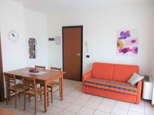 - un salon avec une table et un canapé dans l'établissement Apartments in Lazise/Gardasee 21944, à Lazise
