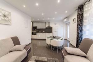 Kuchyňa alebo kuchynka v ubytovaní Apartment in Starigrad-Paklenica 36685