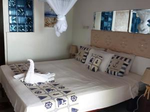 Giường trong phòng chung tại Coco Bay Villa