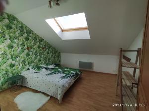 Un pat sau paturi într-o cameră la La Ruche
