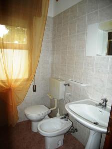 bagno con servizi igienici e lavandino di Apartments in Rosolina Mare 25011 a Rosolina Mare