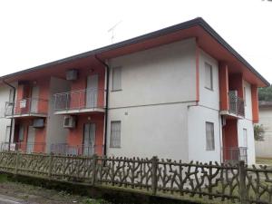 Budova, v ktorej sa apartmán nachádza + 2 fotografie