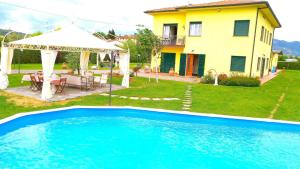 Bazén v ubytovaní Holiday home in Montecarlo Lucca 23964 alebo v jeho blízkosti