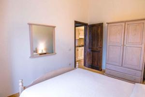 um quarto com uma cama com um espelho e uma porta em Holiday Homes in Badesi 27283 em Badesi