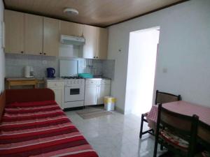 kuchnia z kanapą i stołem w pokoju w obiekcie Apartments in Icici 15136 w mieście Ičići +11 zdjęć