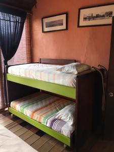 Divstāvu gulta vai divstāvu gultas numurā naktsmītnē Terracota