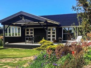 une maison noire avec un toit noir dans l'établissement Holiday home Struer III, à Struer