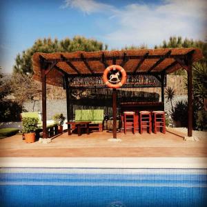 Bazén v ubytování Holiday Home Cardona nebo v jeho okolí