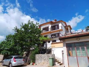 samochód zaparkowany przed budynkiem w obiekcie Apartments in Icici 15136 w mieście Ičići
