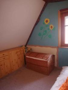 Holiday home in Trebbin 2611 في Trebbin: غرفة نوم مع لوحة عبقة الشمس على الحائط