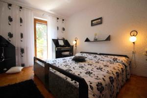 Posteľ alebo postele v izbe v ubytovaní Holiday home in Porec/Istrien 35375