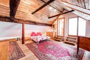 Duży pokój z łóżkiem i dywanem w obiekcie Holiday Homes in Rennweg am Katschberg 47 w mieście Aschbach