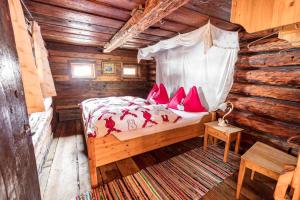 sypialnia z łóżkiem w chacie z bali w obiekcie Holiday Homes in Rennweg am Katschberg 47 w mieście Aschbach
