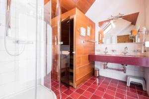 łazienka z prysznicem i umywalką w obiekcie Holiday Homes in Rennweg am Katschberg 47 w mieście Aschbach +11 zdjęć