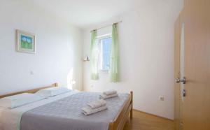 a bedroom with a bed with two towels on it at Apartments in Labin/Istrien 30422 in Ravni