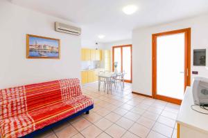 sala de estar con sofá y cocina en Apartments in Caorle 24699, en Caorle