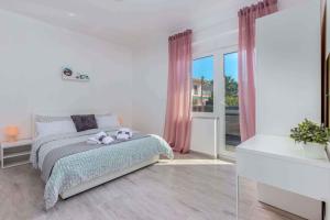 Łóżko lub łóżka w pokoju w obiekcie Apartments in Dramalj 36023