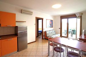 uma cozinha e sala de jantar com mesa e cadeiras em Apartments in Caorle 24705 em Caorle