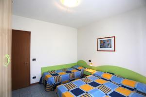 um quarto com duas camas e uma porta em Apartments in Caorle 24705 em Caorle