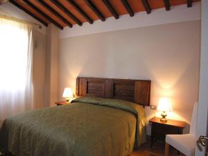 1 dormitorio con 1 cama y 2 lámparas en las mesas en Apartments in Barberino di Mugello 23852, en Barberino di Mugello