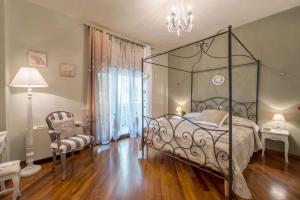 una camera con letto a baldacchino in metallo e finestra di Apartment in Sorrento/Kampanien 31442 a Sorrento