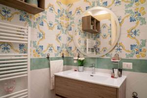 bagno con lavandino e specchio di Apartment in Sorrento/Kampanien 31442 a Sorrento