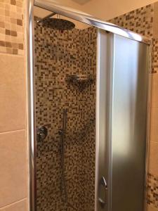 una doccia con porta in vetro in bagno di Apartment in Palmi/Kalabrien 21007 a Palmi
