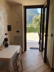 una camera con tavolo e porta scorrevole in vetro di Apartment in Palmi/Kalabrien 21007 a Palmi