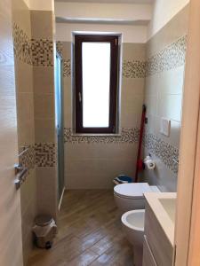 bagno con servizi igienici e finestra. di Apartment in Palmi/Kalabrien 21007 a Palmi