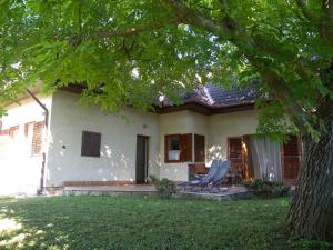 Fotografia z galérie ubytovania Holiday home Vonyarcvashegy/Balaton 31295 v destinácii Vonyarcvashegy