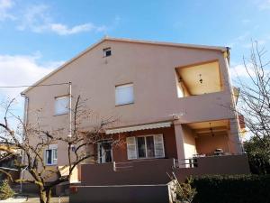 Budova, kde se apartmán nachází + 3 fotografie
