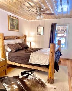 Schlafzimmer mit einem Bett aus Holz in der Unterkunft Dawson House Lodge in Chemult