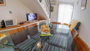 uma mesa de vidro e cadeiras numa sala de estar em Apartments in Zdrelac/Insel Pasman 31078 em Zdrelac
