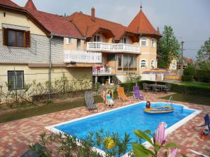 Bazén v ubytovaní Joker Villa Apartmanhaus alebo v jeho blízkosti