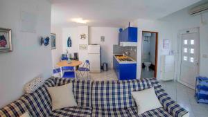 Kuchyňa alebo kuchynka v ubytovaní Apartments in Zdrelac/Insel Pasman 31078
