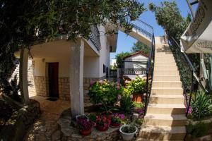 Vonkajšia záhrada v ubytovaní Apartments in Zdrelac - Insel Pasman 31078