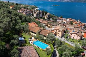 einen Luftblick auf ein Dorf mit einem Pool in der Unterkunft Apartments in Malcesine/Gardasee 22016 in Assenza di Brenzone
