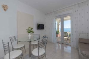 a dining room with a glass table and chairs at Apartments in Ravni/Istrien 30383 in Ravni