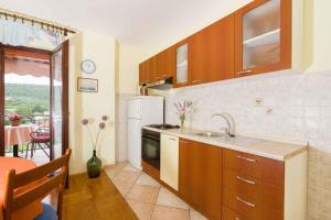 A kitchen or kitchenette at Apartments in Bozava/Insel Dugi Otok 7831