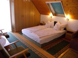 een slaapkamer met een groot bed in een kamer bij Apartment in Badacsony/Balaton 18014 in Badacsonytomaj